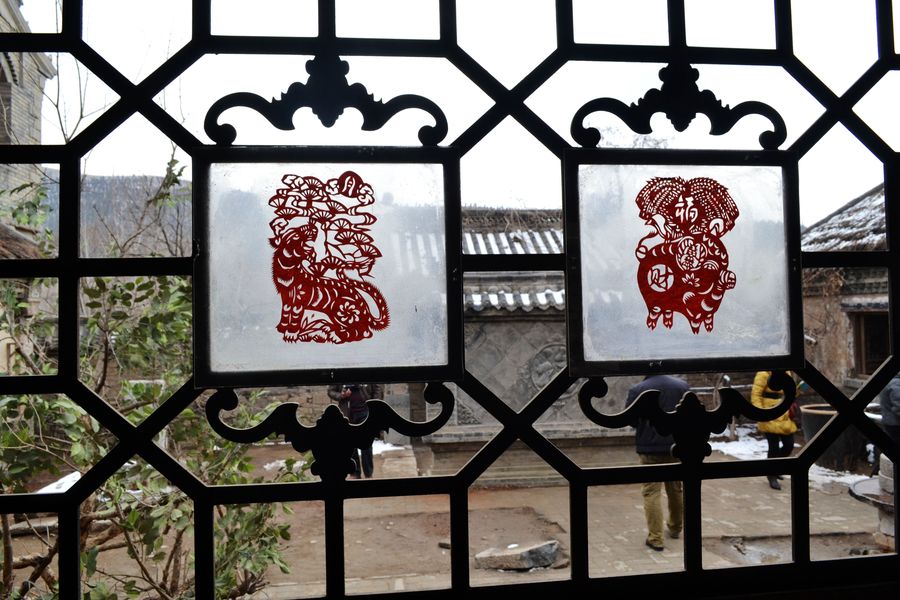 冬天窗花在室內(nèi)還是室外？工程場景應(yīng)對指南