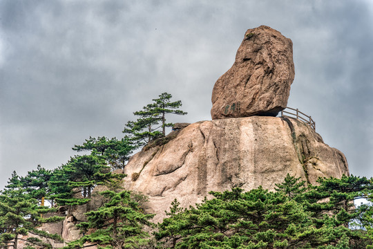 黃山奇石工程應(yīng)用指南：選型搭配與景觀協(xié)同避坑