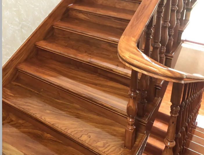 實(shí)木樓梯定做價(jià)格咋算？避開預(yù)算超支與落地難題