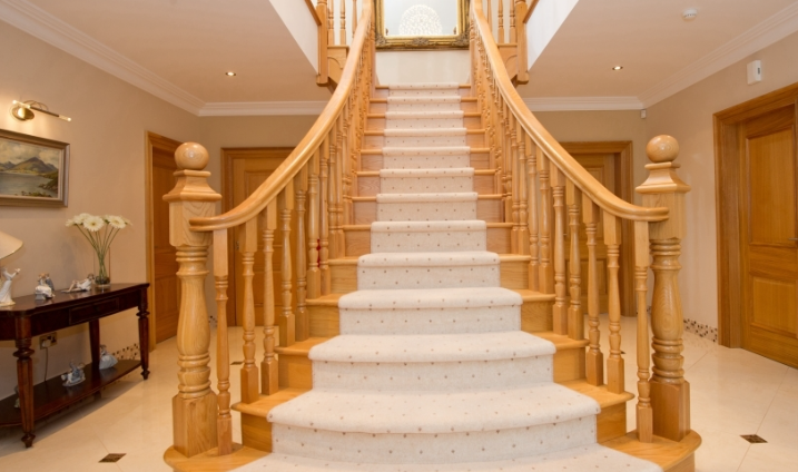 實(shí)木樓梯價格多少？3個因素幫你把控預(yù)算不超支
