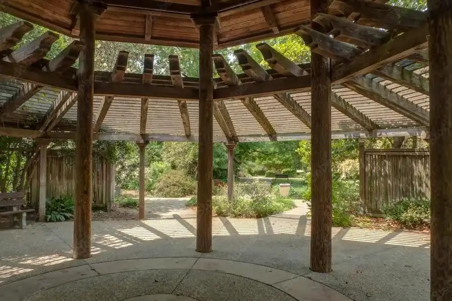 戶外防腐木涼亭易壞？4個落地方案解決品質(zhì)難題